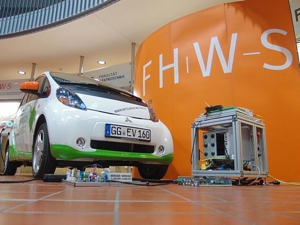 Universität Würzburg-Schweinfurt (FHWS) entwickelt Prototyp zum gesteuerten Laden und Entladen mit E-Fahrzeugen von Mitsubishi Motors